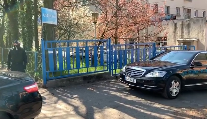 В Ужгороді приземлився літак із президентом Володимиром Зеленським