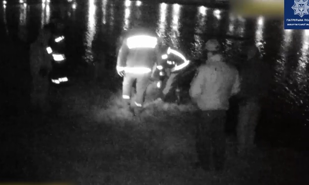 В Ужгороді чоловік лопатою пошкодив автівки та вітрини магазинів і, тікаючи від поліції, стрибнув із пішохідного мосту (ВІДЕО)