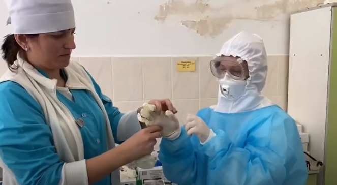 Журналіст показав, як у Центрі легеневих хвороб в Ужгороді працюють з пацієнтами із COVID-19, і поспілкувався з одним із хворих (ВІДЕО)