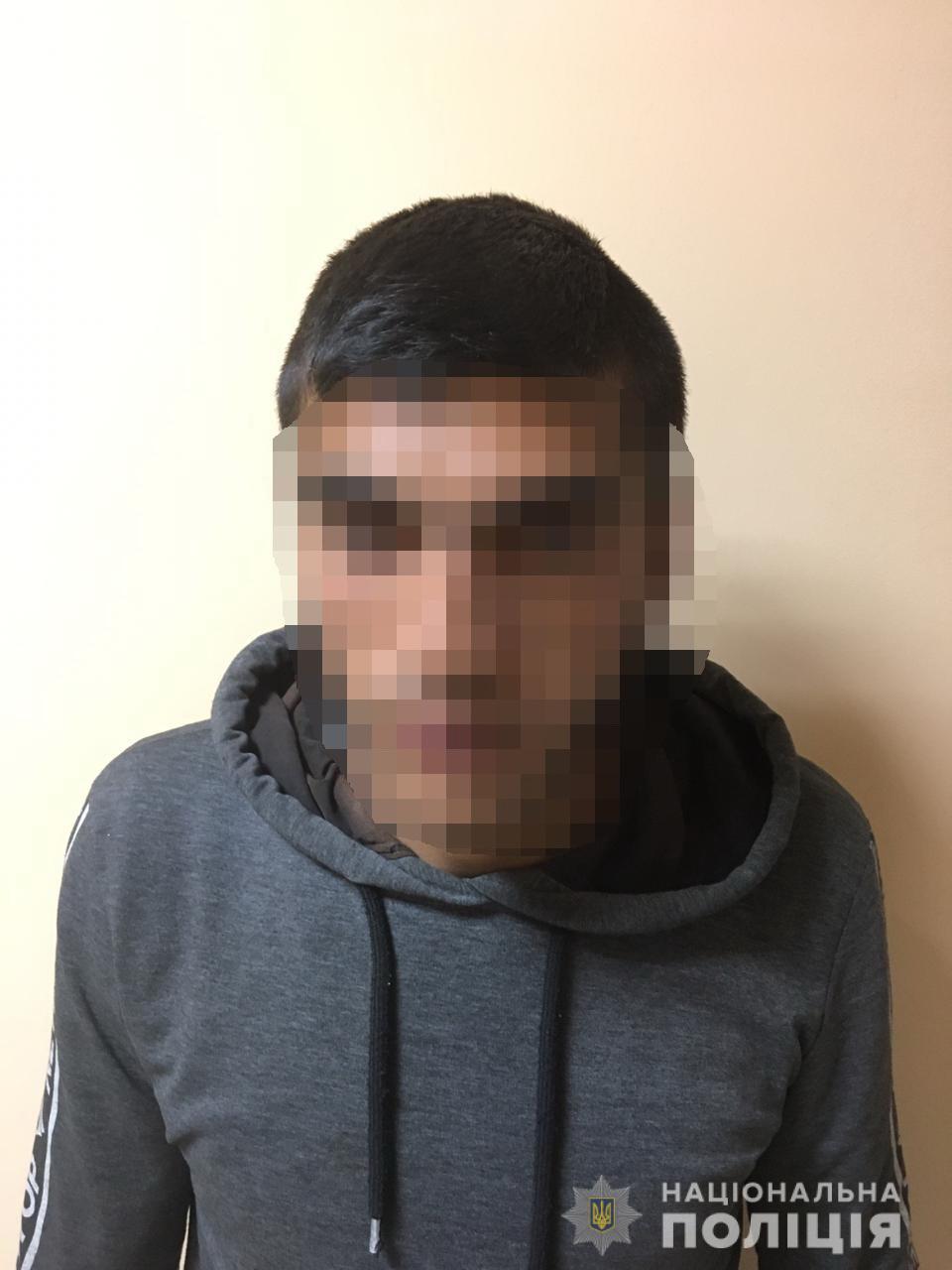 В Ужгороді взяли під варту молодика, котрий зі спільником відібрав у перехожого мобільний телефон 