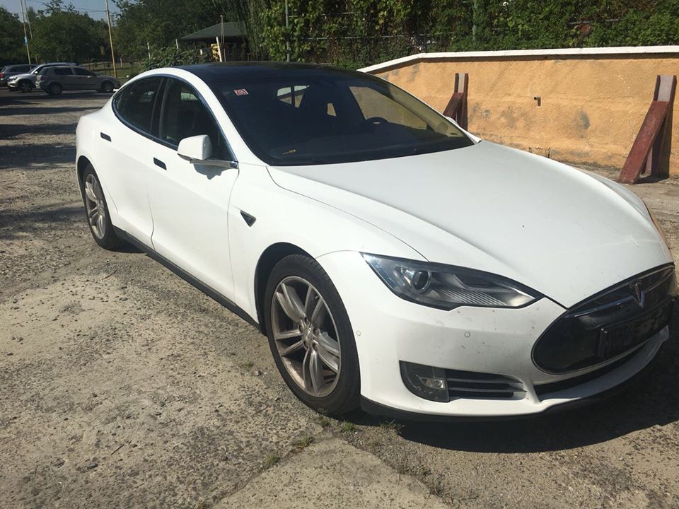 Через 2 роки суд конфіскував затриманий в ПП "Ужгород" електромобіль "TESLA" і присудив буковинцю штраф у 1 млн грн (ФОТО)