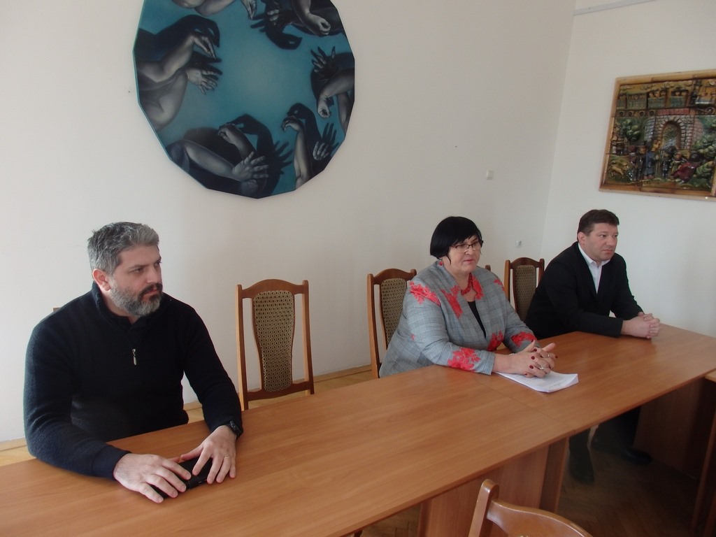 Крісло і гроші: Про справжню ціну слів очільників угорського вишу в Берегові