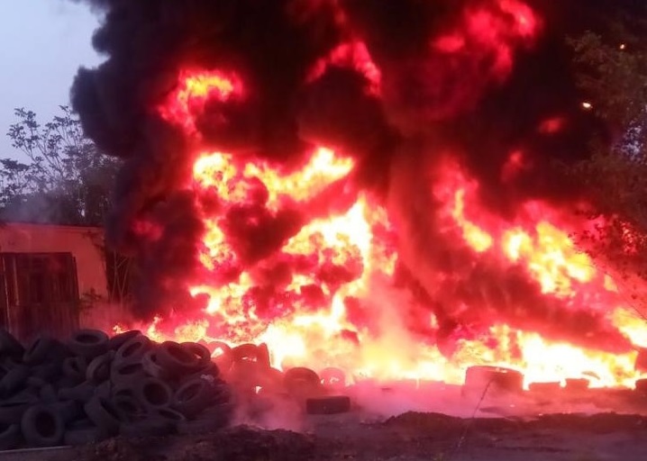В Ужгороді масштабно горіли автомобільні шини (ФОТО, ВІДЕО)