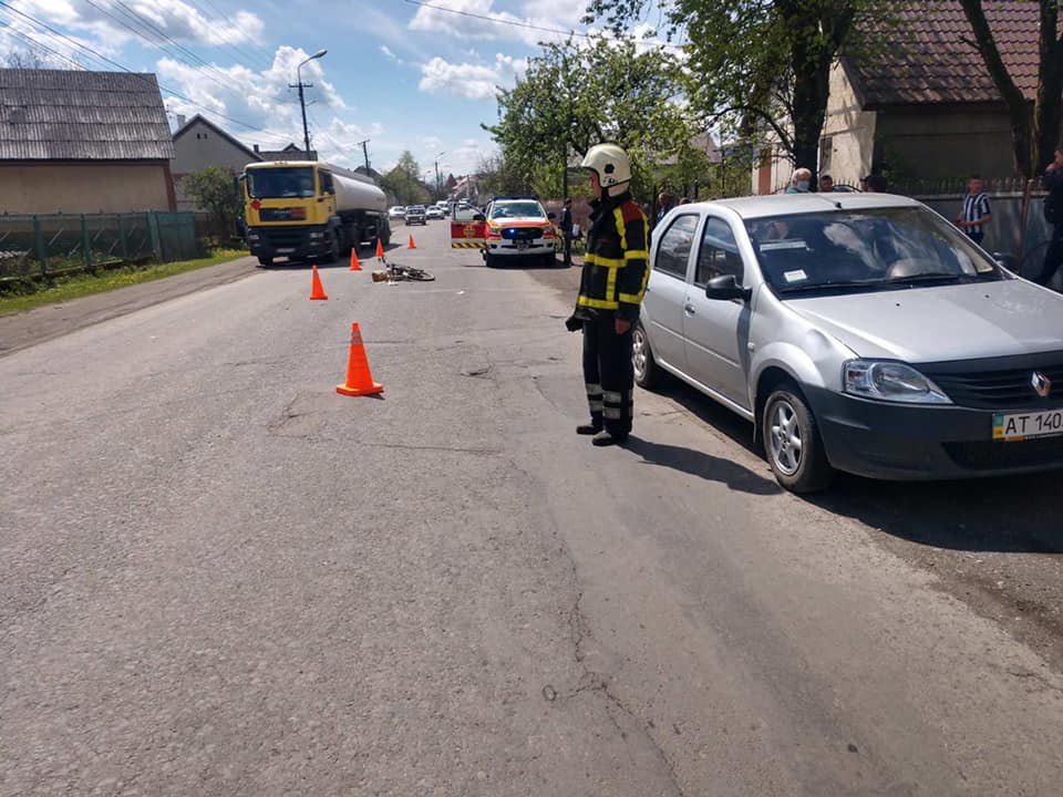 В Ізі на Хустщині зіткнулися мотоцикл та легковик (ФОТО)