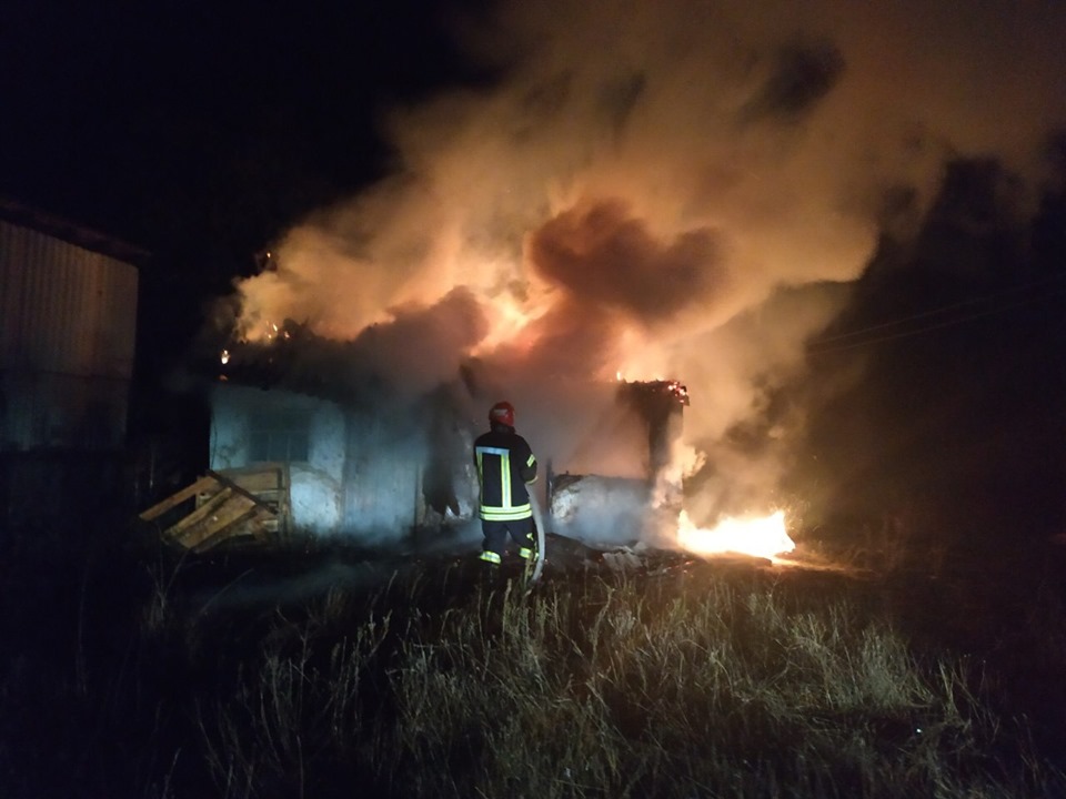 Два житлових будинки і дві надвірні споруди горіли впродовж доби на Закарпатті