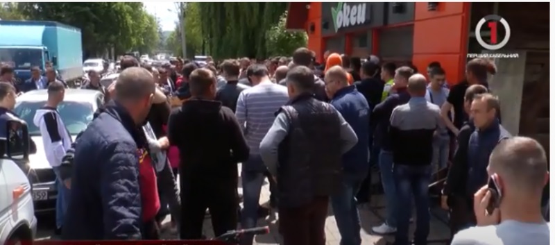 На Тячівщині жителі Дубового вийшли на попереджувальну акцію через ями в центрі селища (ФОТО, ВІДЕО)