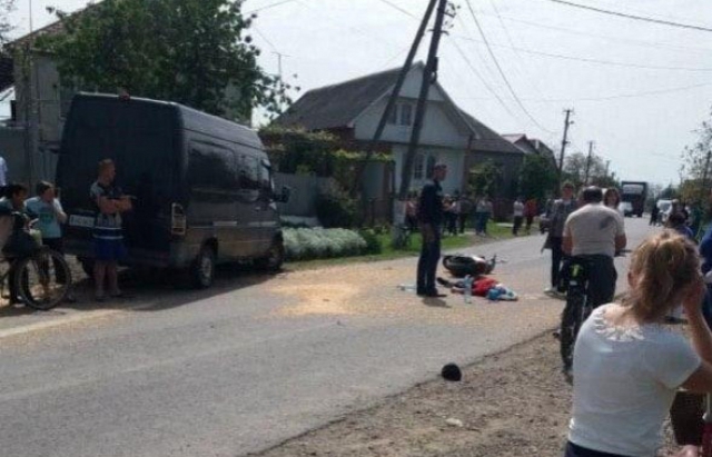 На Виноградівщині водій мопеда помер у лікарні після зіткнення з легковиком (ВІДЕО)