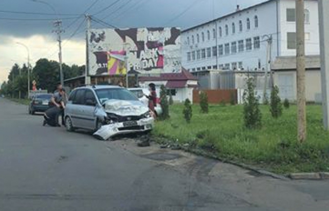 ФОТОФАКТ. У Мукачеві в ДТП понівечило Hyundai