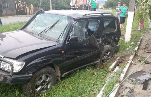 ФОТОФАКТ. У Мужієві на Берегівщині позашляховик врізався у дерево