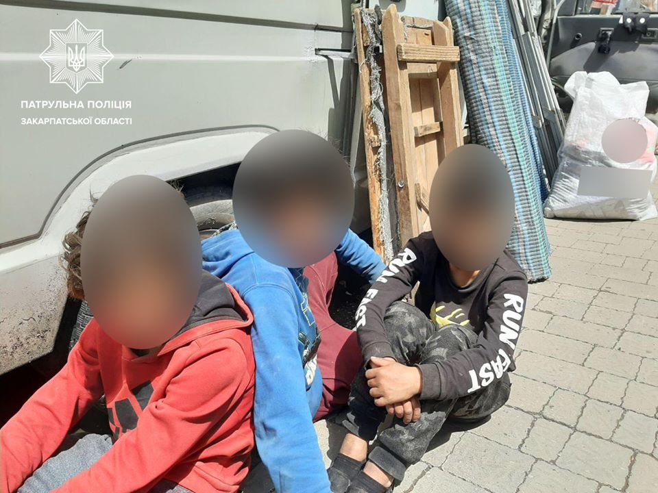 В Ужгороді патрульні розшукали неповнолітніх, що викрали самокати й каталися містом