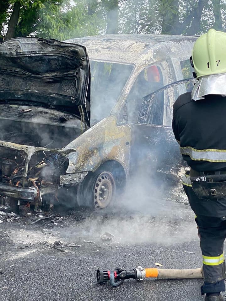 На Виноградівщині зіткнулися мотоцикл та авто: пасажирка мотоциклу – у лікарні з переломами, легковик – згорів ущент (ФОТО, ВІДЕО)