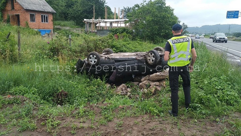 ФОТОФАКТ. У Мукачеві легковик вилетів у кювет і перекинувся