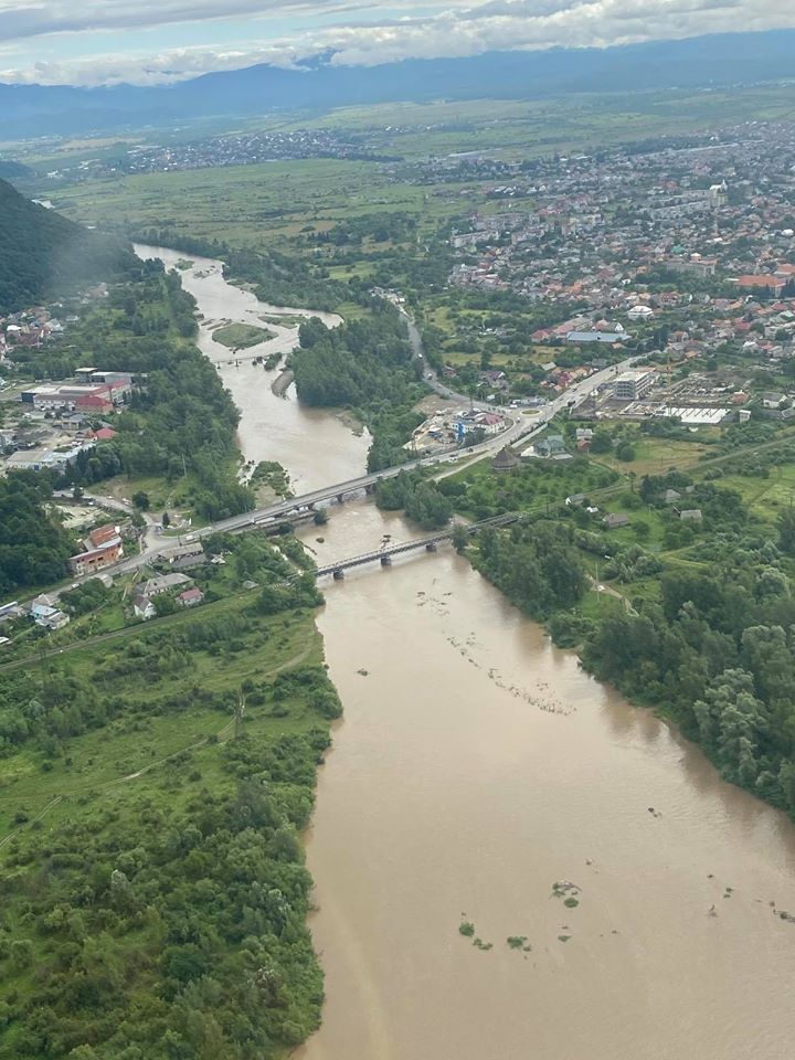 ФОТОФАКТ. Наслідки негоди та стан річок на Закарпатті моніторять з повітря