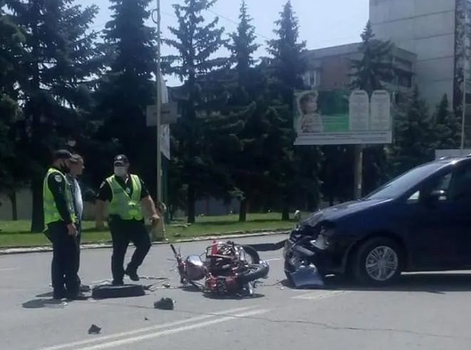 ФОТОФАКТ. В Ужгороді жорстко зіткнулися мотоцикл і легковик