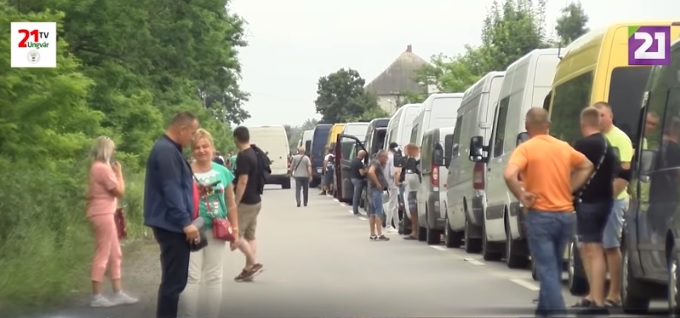 Майже 200 мікроавтобусів із заробітчанами десятки годин простоюють в черзі на закарпатскому ПП "Дяково" (ВІДЕО)