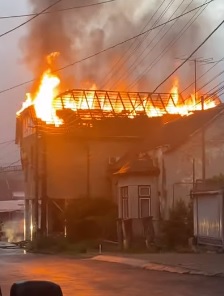 У Сваляві біля ринку горить будівля колишньої "Пальміри" (ВІДЕО)