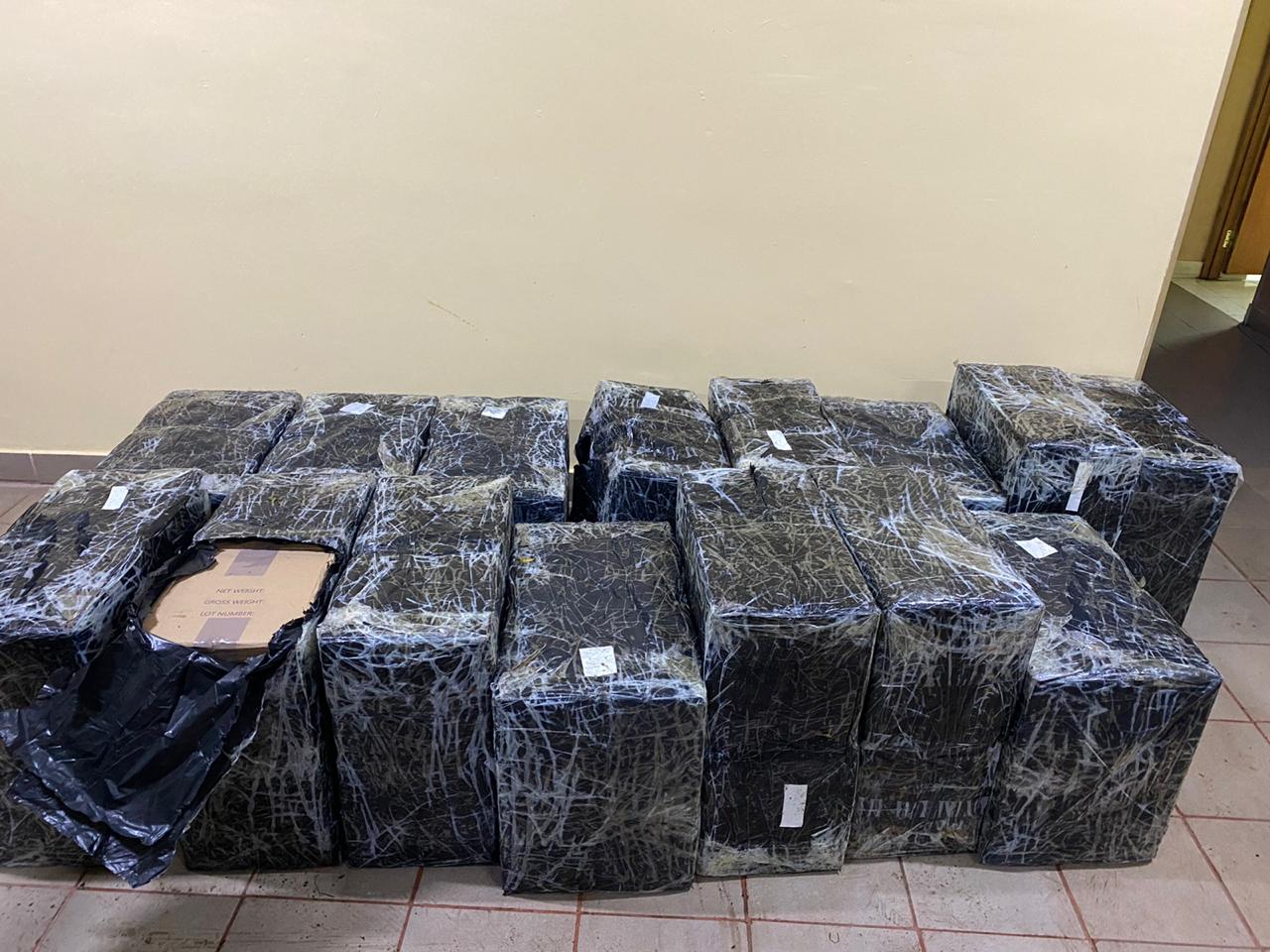 На Закарпатті під час втечі контрабандисти покинули біля кордону з Румунією 26 ящиків сигарет (ФОТО)