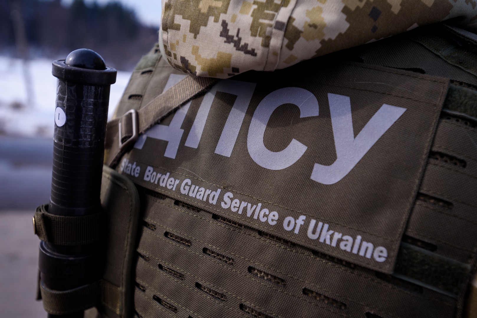 У прикордонній смузі на Закарпатті затримали двох чоловіків, що під час перевірочних заходів чинили опір прикордонникам