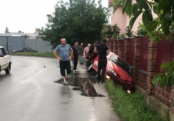 ВІДЕОФАКТ. В Ужгороді авто вилетіло в кювет