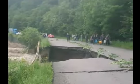 ВІДЕОФАКТ. У Ясінях на Рахівщині посеред дороги утворилося кількаметрове провалля