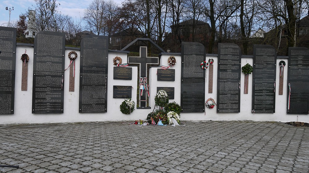 Пошкодити панно у меморіальному парку у Сваляві могли не вандали, а погода – поліція