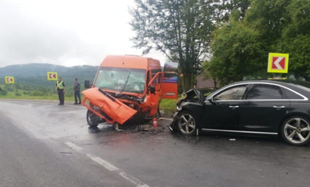 На Львівщині в Audi закарпатця врізався мікроавтобус (ФОТО)