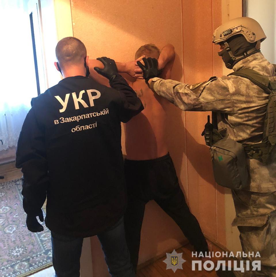 Затримали двох криворіжців, які, погрожуючи пістолетом, пограбували ювелірний магазин у Виноградові на 2 млн грн (ФОТО, ВІДЕО)