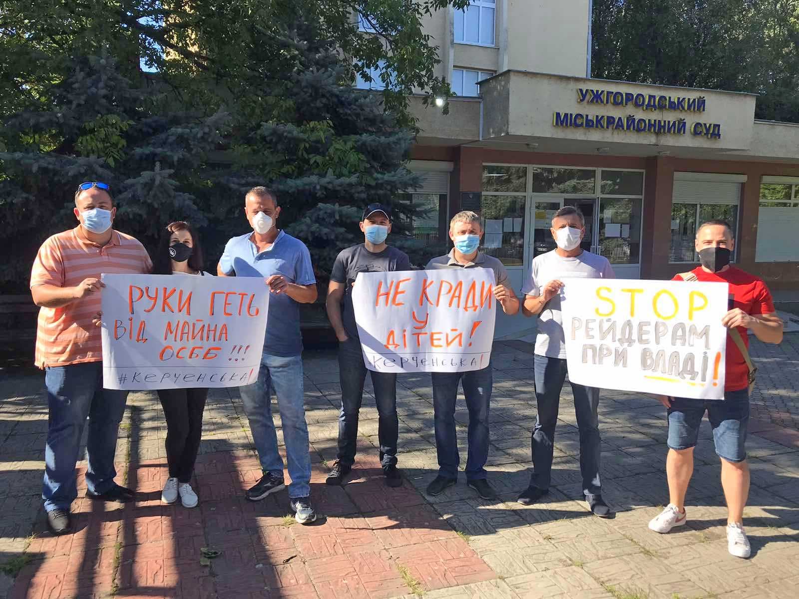 В Ужгороді мешканці багатоповерхівки на Керченській пікетували суд через незаконні дії міськради (ФОТО)