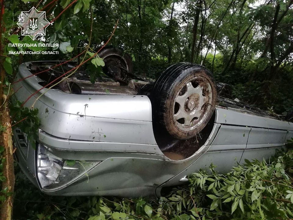 На Закарпатті водій на трасі вилетів з дороги і перекинувся в кювет (ФОТО)