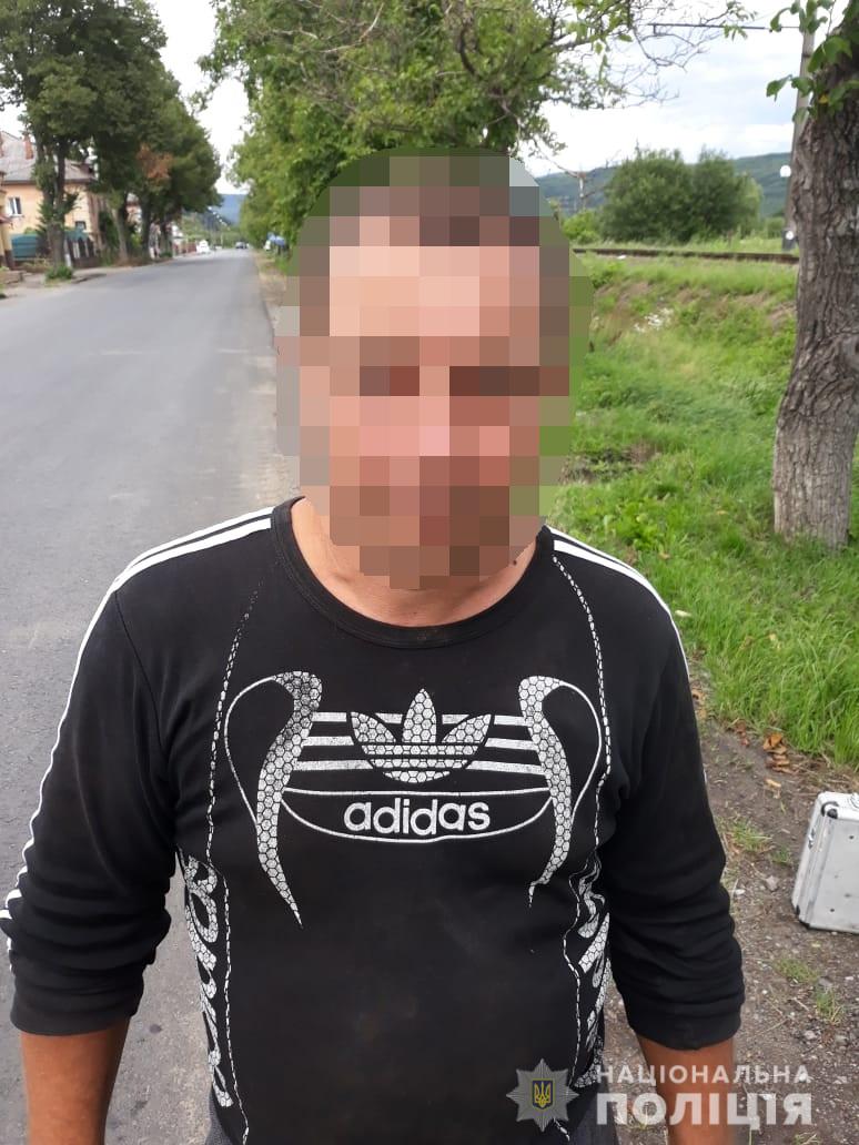 В автівці мешканця Великоберезнянщини знайшли мисливські та штик-ножі