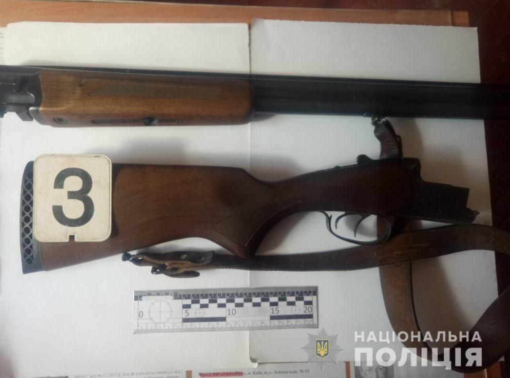 На Великоберезнянщині чоловік, "ділячи" дорогу з односельцями, застосував до одного з опонентів сокиру, а іншого вдарив рушницею (ФОТО)