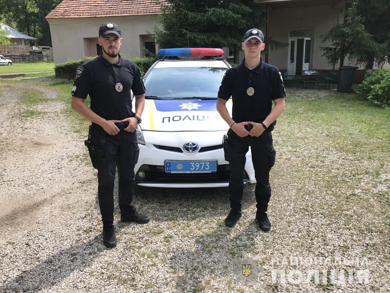 На Виноградівщині допомагали водію, у котрого за кермом в дорозі трапився епілептичний напад