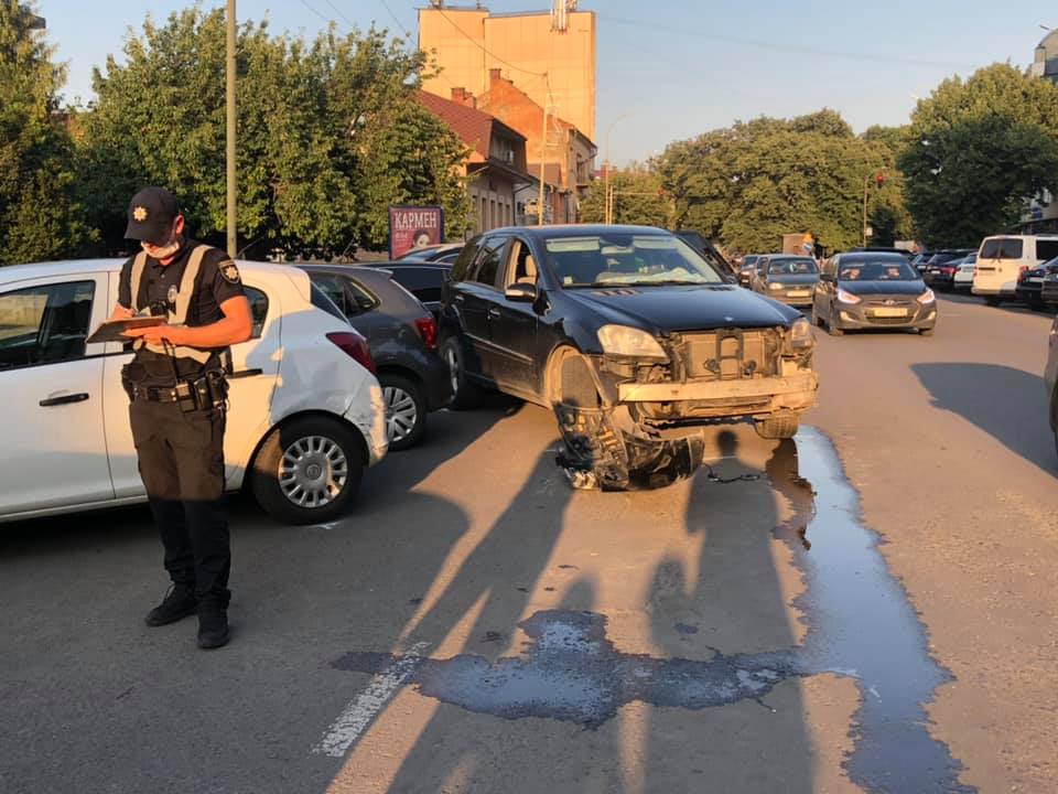 В Ужгороді "п'яний" "Мерседес" влетів у автобус з пасажирами (ФОТО, ВІДЕО)