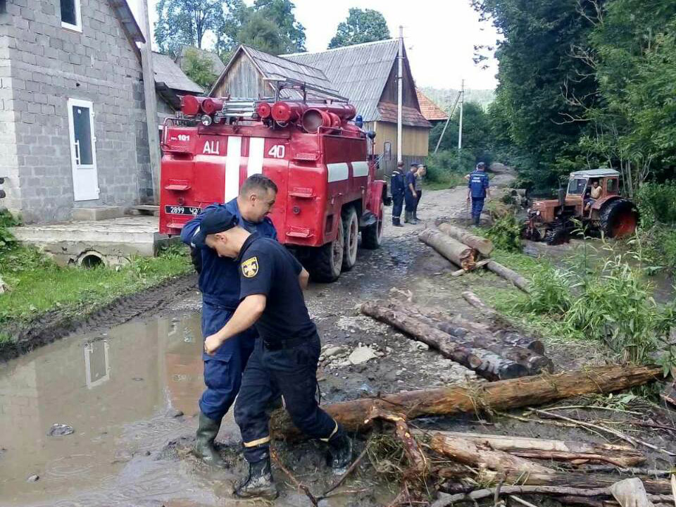 На Міжгірщині рятувальники ліквідовують наслідки підтоплень у Верхньому Студеному (ФОТО)