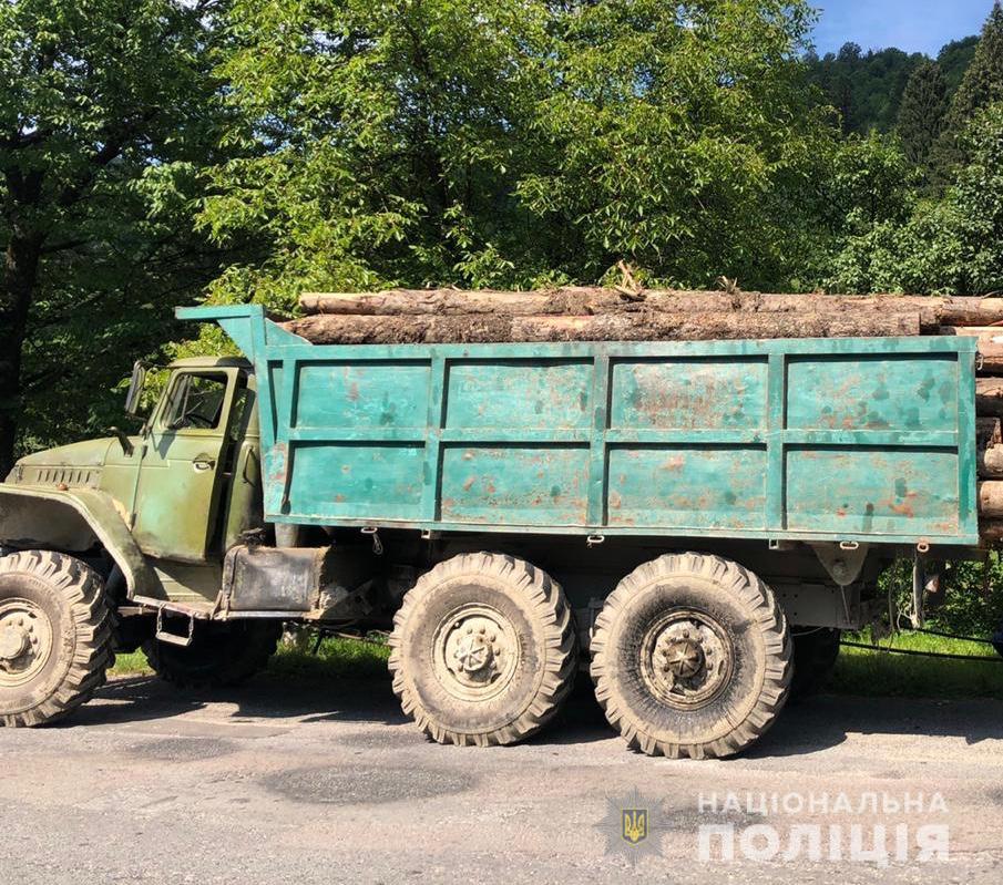 Поліція похвалилася затриманим на Рахівщині "Уралом" з деревиною (ФОТО)