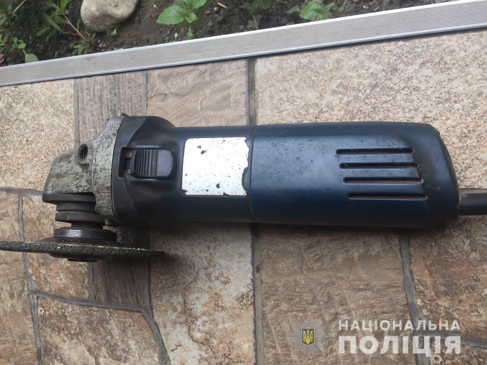 На Мукачівщині 17-річний юнак викрав із чужого гаража зварювальні  апарати, "болгарки", дрилі та інші електроінструменти (ФОТО)