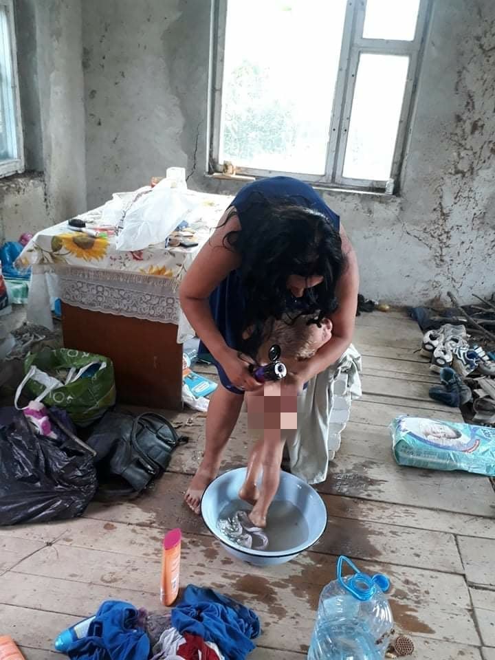 У Мукачеві на покинутій дачі без будь-яких комунікацій оселилася молода жінка з 4 малолітніми дітьми з Полтави (ФОТО)