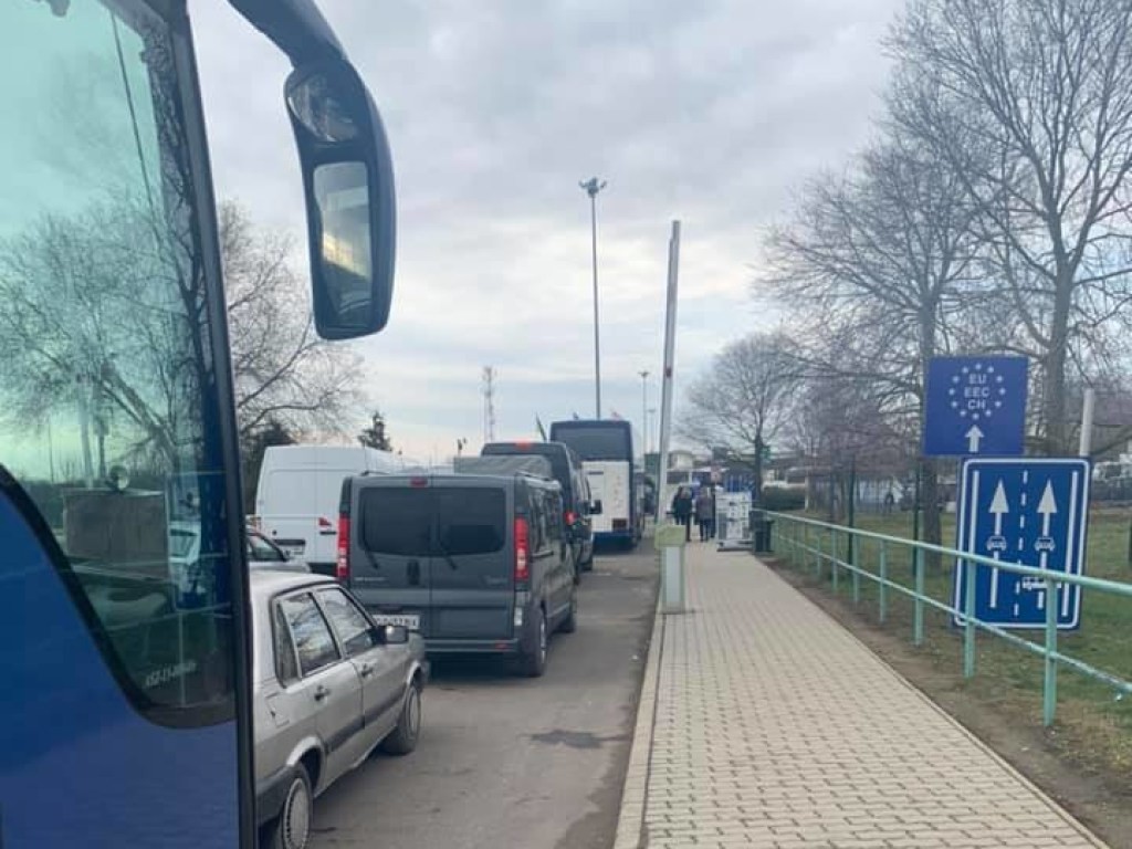 На закарпатському ПП "Лужанка" чекають на оформлення 150 мікроавтобусів, на ПП "Тиса" – майже 100 транспортних засобів
