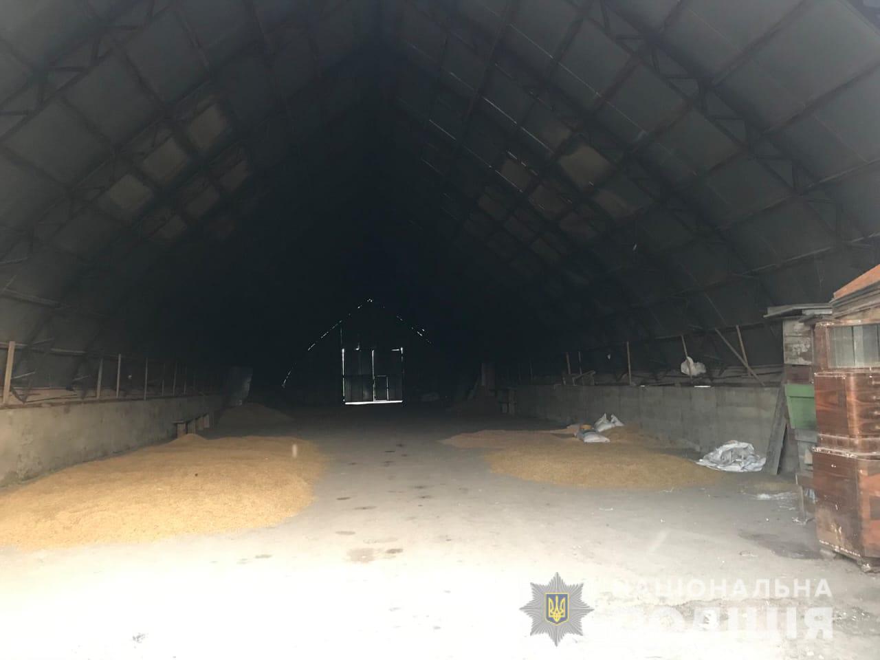 Мешканець Мукачівщини, що "підбив" малолітнього сина на крадіжку зі складу, відповість перед законом (ФОТО)