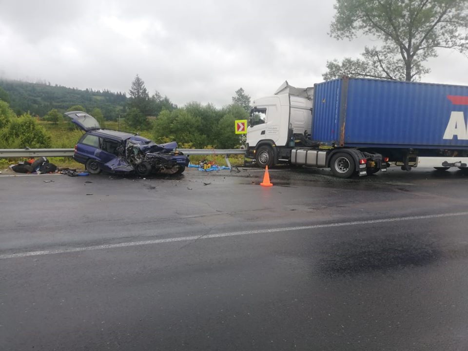 На Львівщині авто закарпатця врізалося в автопоїзд, загинула жінка, ще двох людей травмовано (ФОТО)