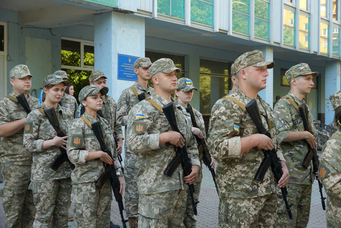 Випускники кафедри військової підготовки УжНУ присягали в режимі "карантин" (ФОТО)