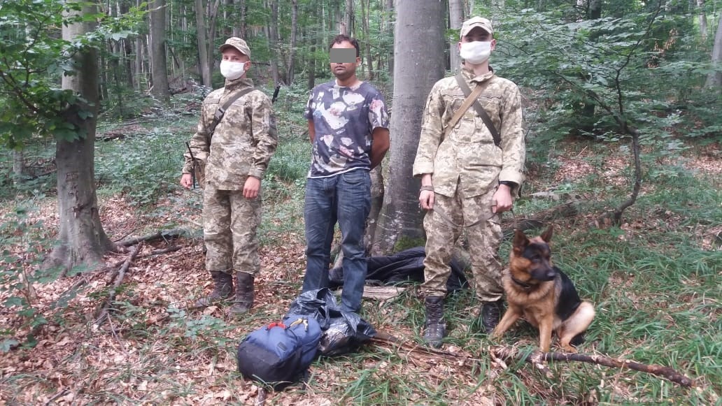 У лісі на Закарпатті затримали азійця, що намагався нелегально потрапити у Словаччину (ФОТО)