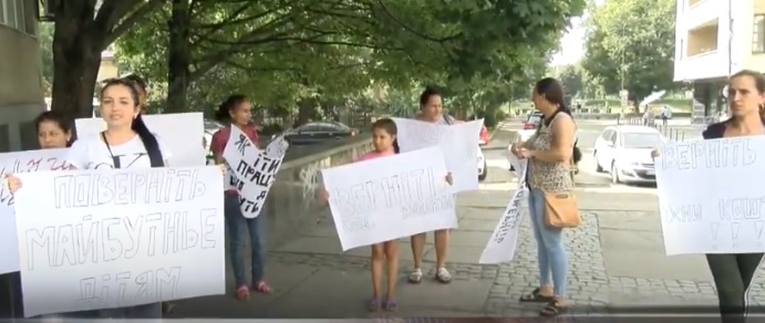 В Ужгороді циганські матері-одиначки протестували проти скасування соцвиплат (ВІДЕО)