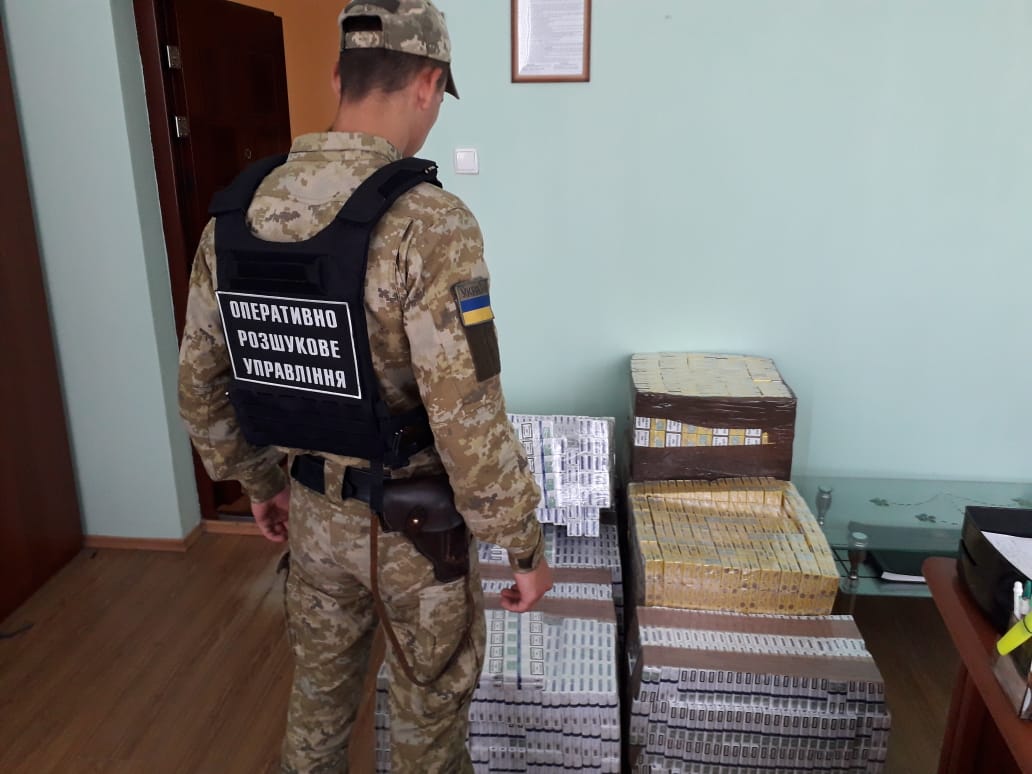 На Закарпатті в результаті кількох "операцій" виявили 49 ящиків сигарет і затримали 6 контрабандистів (ВІДЕО)