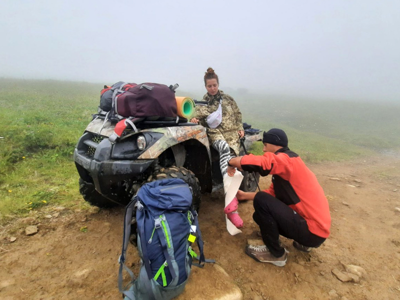 На Воловеччині рятувальники допомагали 20-річній туристці зі Львова, що травмувала ногу (ФОТО)