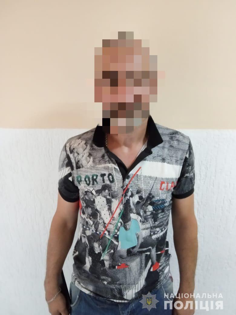 Під час обшуку помешкань у Берегові вилучили марихуану та пристрій для куріння (ФОТО)