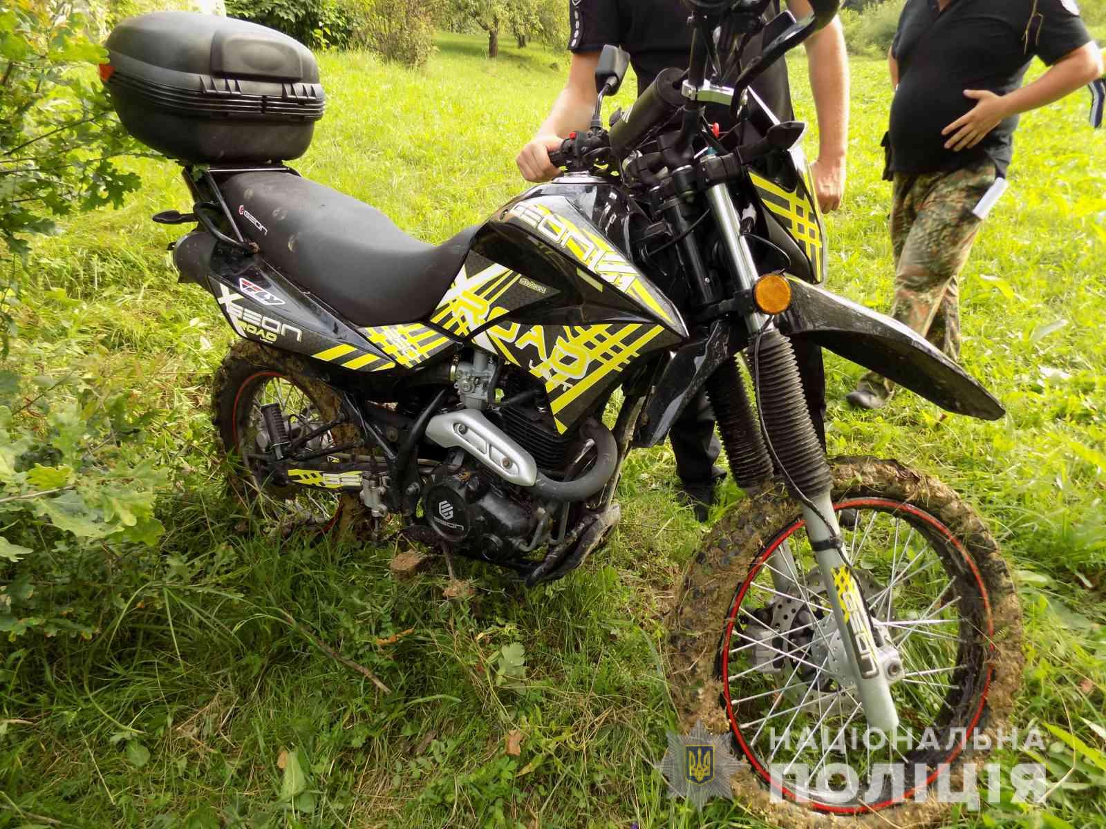 На Хустщині троє молодиків викрали припаркований біля котеджних будиночків мотоцикл киянина