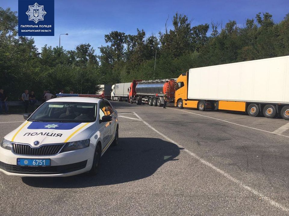 Біля КПП "Ужгород" зібралася кількакілометрова черга з вантажівок (ФОТО)