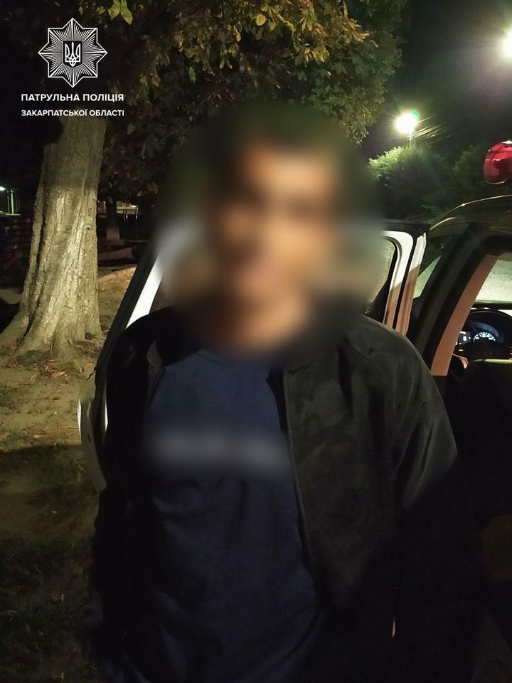 В Ужгороді спіймали грабіжників, що відібрали вночі у жінки сумку та втекли (ФОТО)