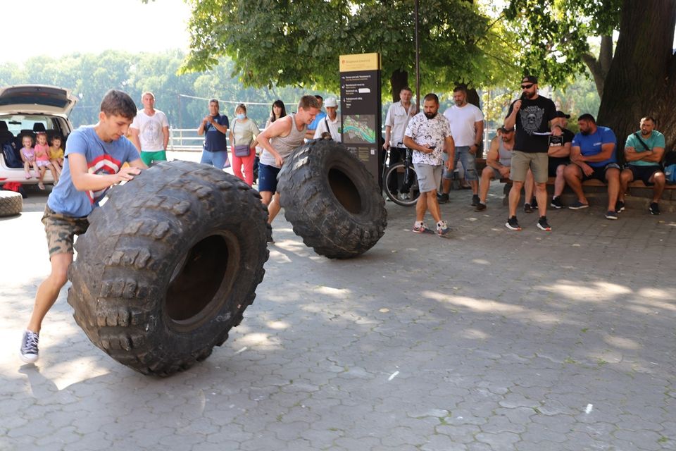 В Ужгороді відбулися силові турніри "Карпатський медвідь" і "Юніор стронгмен" (ФОТО)